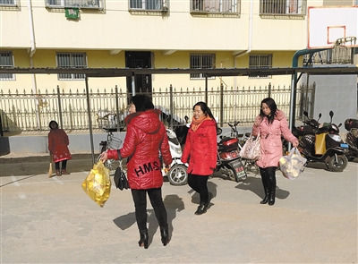 1月3日下午2时许,五台县实验小学,一些老师手提成袋的“纸元宝”走进校园。 1月3日下午2时许,五台县实验小学,一些老师手提成袋的“纸元宝”走进校园。