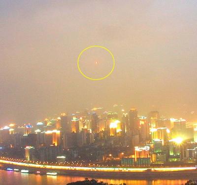 神秘飞行物现身重庆渝中半岛夜空(陈跃提供)